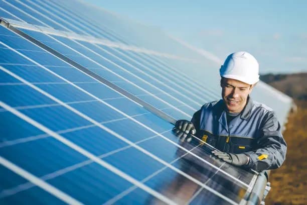 Técnico especializado en uso y ventajas de la energía solar que son ofertados y captados gracias a un panel de toma natural.