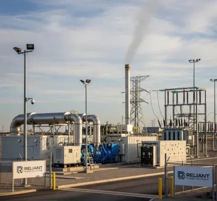 Fotografía de una planta eléctrica tomada desde afuera de la industria durante el día con cielo despejado