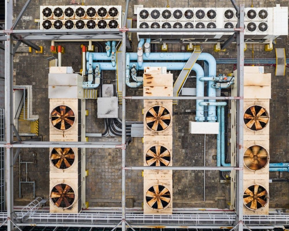 vista superior de ventiladores industriales en sistemas de cogeneración.jpg